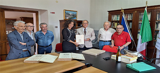 In der Mitte von links: Professorin Mara Onasch und Professor Riccardo Succurro