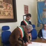 Von links: der Bürgermeister von Cirò, Mario Sculco, und der Bürgermeister von Monte Porzio Catone, Massimo Pulcini