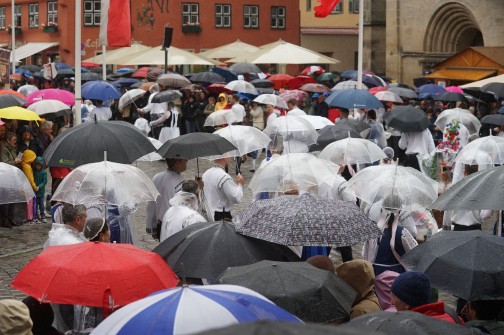 Der Trachtenmarsch schlängelt sich gutgelaunt durch die Schirmparade